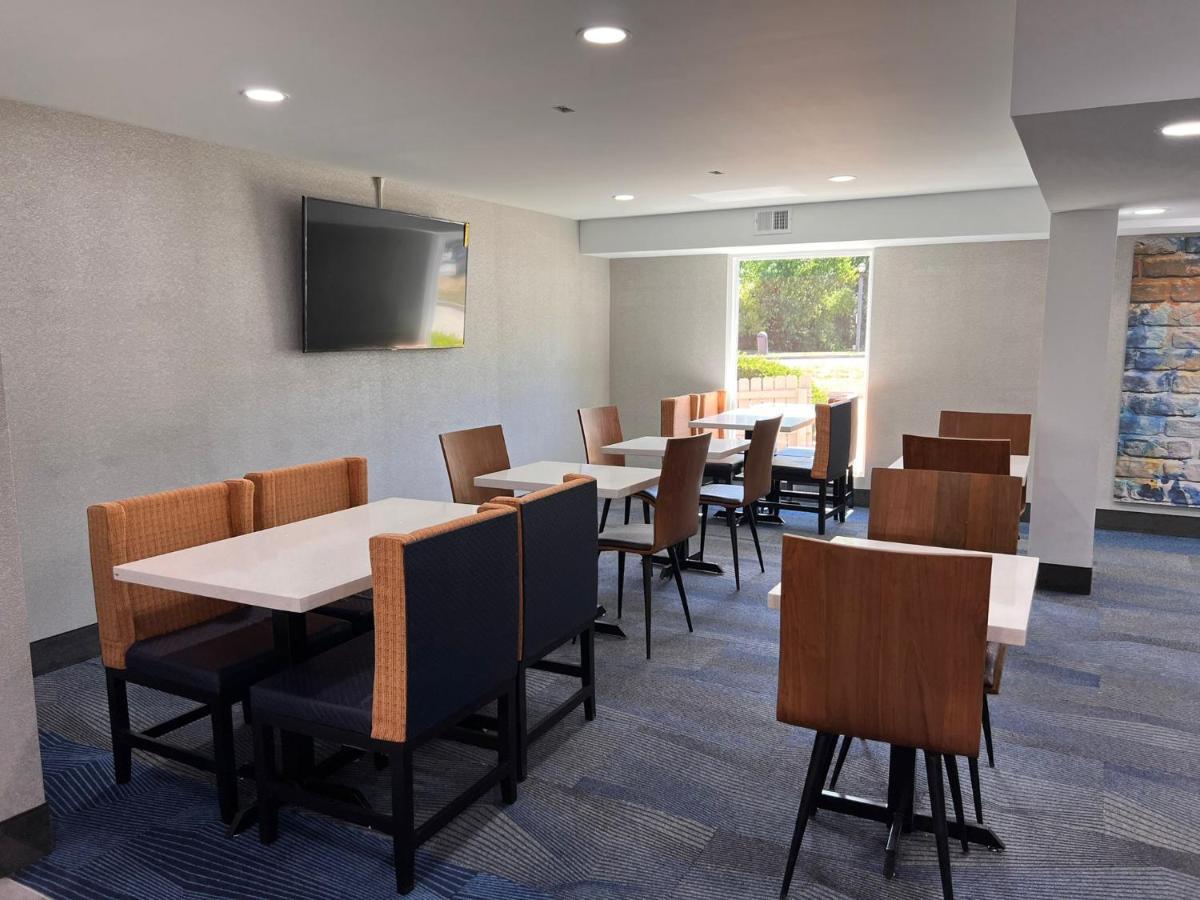 La Quinta Inn Lexington-Horse Park Екстериор снимка